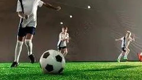 “频繁撞脸的明星，是否映射了审美潮流的困境？”